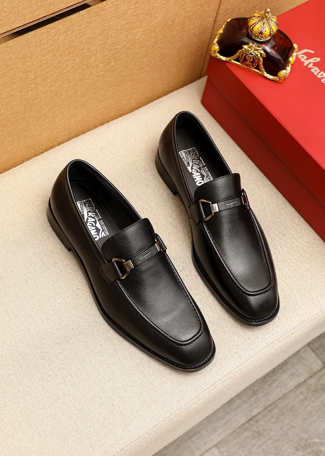 Men's shoes 💰480 💐 Product trademark: Ferragamo "Ferragamo" casual leather shoes Regular size: 38-44 (45.46🉑️customized) Product materials: Selected imported first-layer calfskin upper + luxury hardware buckle, imported water-dyed cow leather lining. Strong three-dimensional visual effect, original rubber outsole Color: 3⃣️colors available